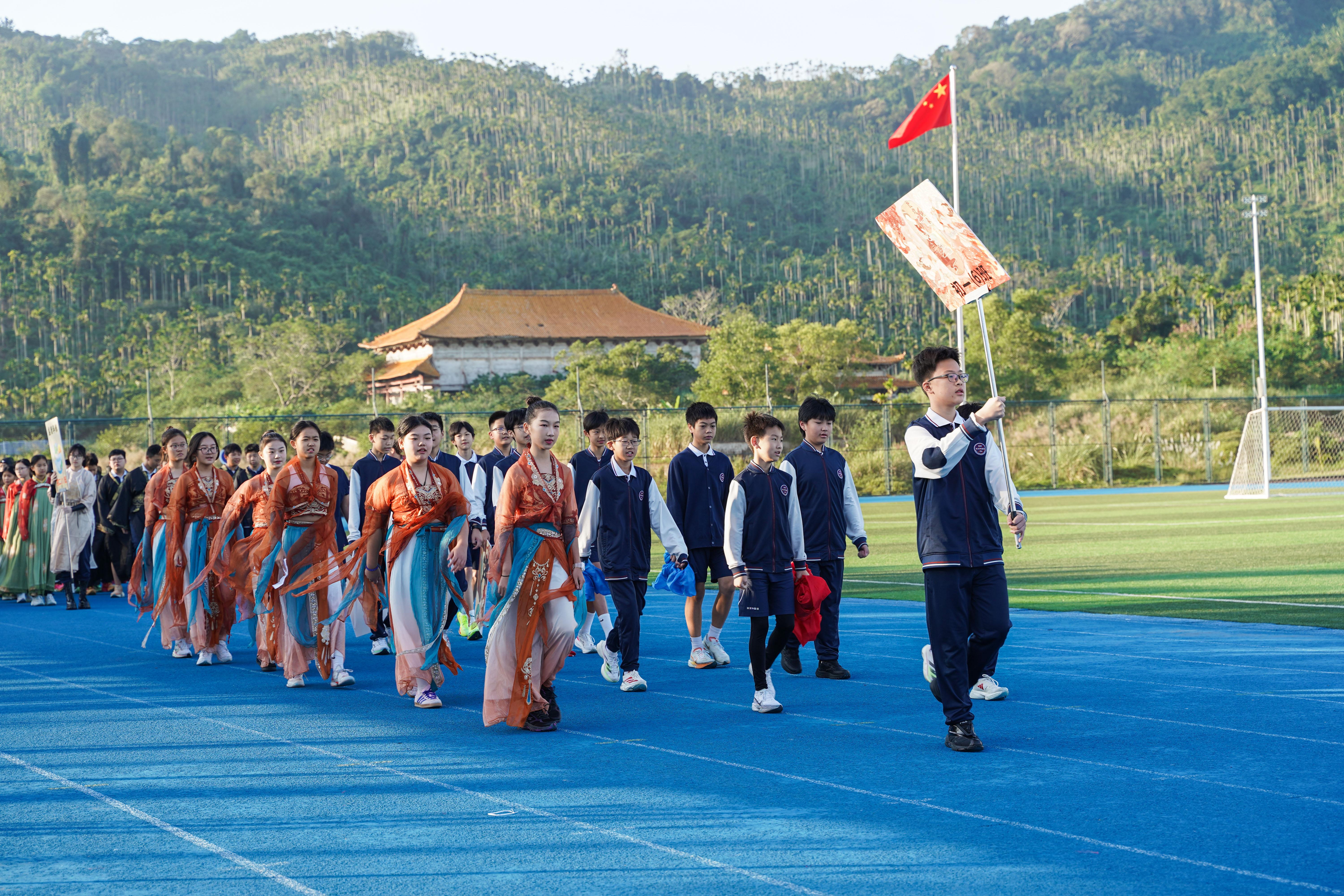 武汉校区海南研学、运动会、法制课堂、篮球赛、演讲比赛、家长会……